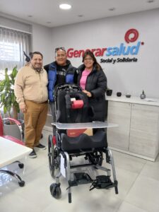 Generar Salud entregó una silla de ruedas a hijo de afiliado en Trelew